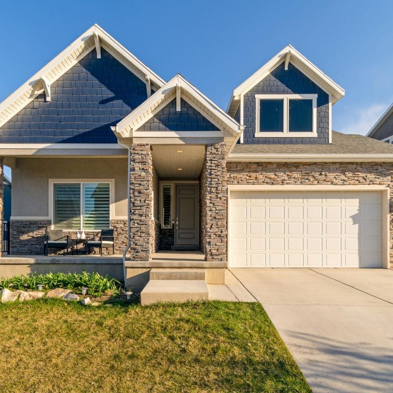 Selling A House With Foundation Problems: Your Options 2 The front of a nice residential home.